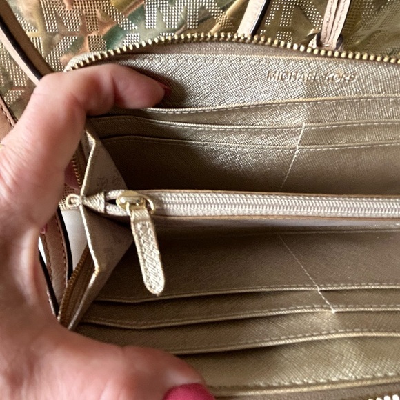 Michal Kors shiny gold bag INCLUDES matching wallet. - Picture 7 of 8